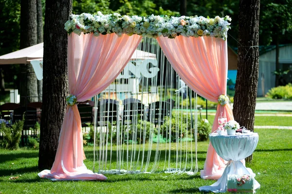 Hermosa Ceremonia Boda Aire Libre Arco Boda Tela Flores Blancas — Foto de Stock