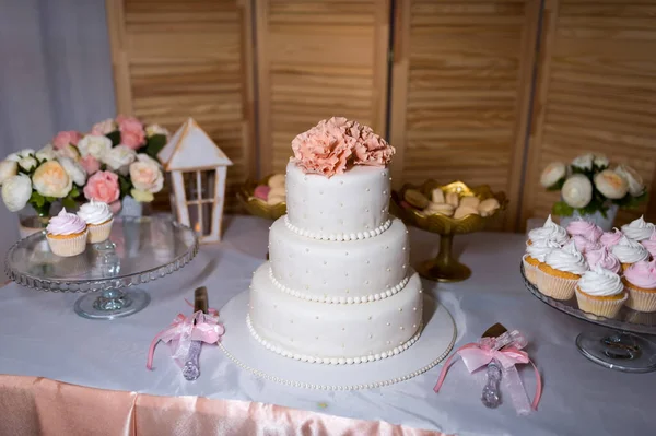 白いテーブルクロスの上のゲストのための結婚式のテーブルの上においしいクッキー ウェディングケーキ カラフルなカップケーキ 菓子ビュッフェ 屋内のお菓子 — ストック写真