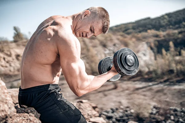 Bodybuilder Professionnel Démontrer Ses Muscles Atlhetic Bel Homme Torse Formation — Photo