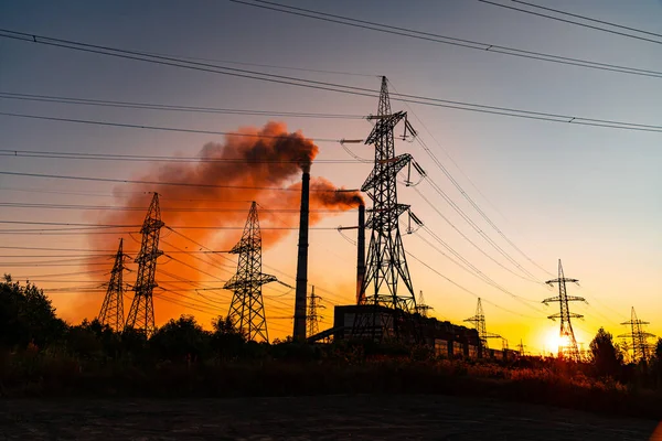 Sombras Oscuras Torres Eléctricas Alto Voltaje Siluetas Atardecer Gran Construcción — Foto de Stock