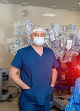 Cerrahi sağlık tedavisi. Yeni modern klinikte maskeli erkek profesyonel cerrah.