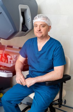 Cerrahi tıp teknolojileri. Hastanede çalışan üniformalı bir tıp uzmanı..