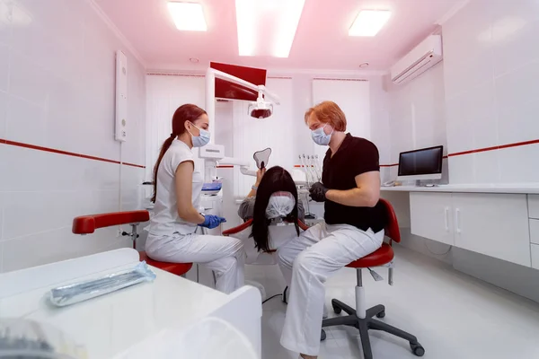 Surgeon Colleagues Working Team Couple Medical Workers Cooperating Together — Stock Photo, Image