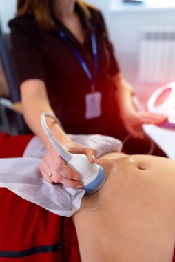 Doktor hastaya ultrason yapıyor. Tıbbi araştırma. Seçici odaklanma. Yakın plan.