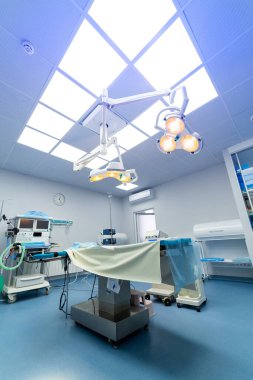 Işıklı karantina tıbbi ameliyathanesi. Yeni modern hastanenin ameliyat odası. Ameliyathanede modern ekipman var. Ameliyathane