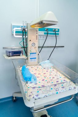 Çocuk sağlığı acil tedavisi. Hastanenin yeni doğan acil servisi. Bebekler için küçük özel bir yatak. Dikey görünüm