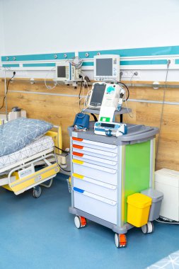 Hastane hasta koğuşu ya da yoğun bakım ünitesi. Bakım ve sağlık hizmetleri arka planı için boş yatak odası.