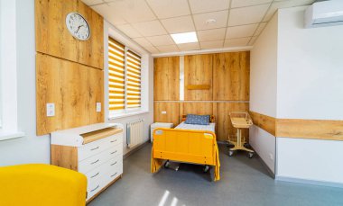 Modern hastanede anne ve yeni doğan bebek için yatak. Klinikte güncel iç mekan. Klinik odasında açık renkli. Tam uzunluk