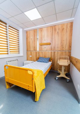 Modern hastanede anne ve yeni doğan bebek için yatak. Klinikte güncel iç mekan. Klinik odasında açık renkli. Yakın çekim.