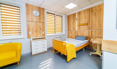 Modern hastanede anne ve yeni doğan bebek için yatak. Klinikte güncel iç mekan. Klinik odasında açık renkli. Tam uzunluk