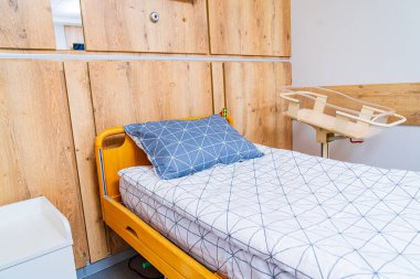 Doğum koğuşunda boş hasta yatakları. Doğum hastanesinin modern ışık koğuşu. Anne ve çocuk yatağı