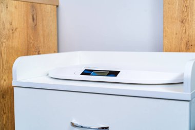 Doğum sonrası bölümündeki koğuşta beyaz buzdolabı. Tıp konsepti. Görüntüyü kapat