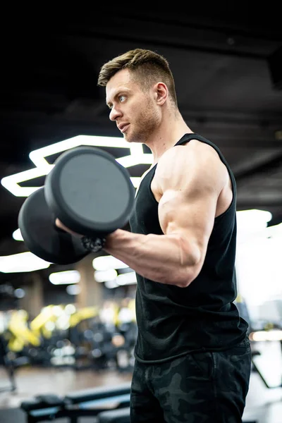 Muskulöser Athletischer Mann Der Hart Fitnessstudio Trainiert Schöne Starke Bodybuilderin — Stockfoto