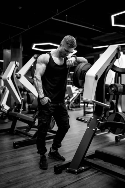 トレーニング後のフィットネスアスリートスポーティボディビルダー トレーニングの後で休んでいる強い筋肉質の男 — ストック写真