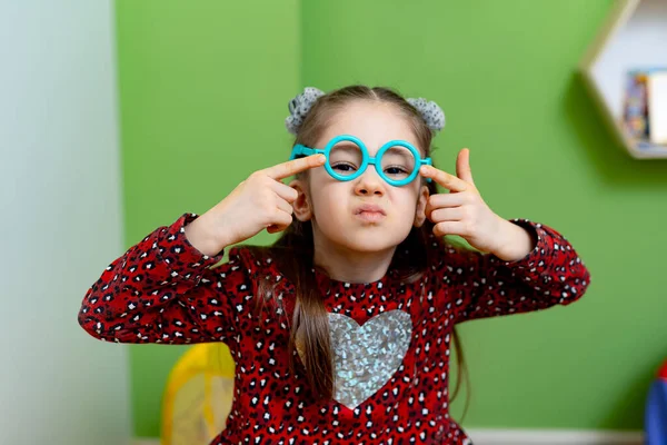 Criança Atraente Brincando Com Óculos Menina Pequena Brincando Com Óculos — Fotografia de Stock