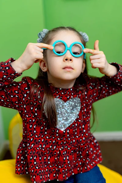 Menina Pequena Brincando Com Óculos Brinquedo Criança Pequena Atraente Brincando — Fotografia de Stock
