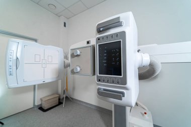 Roentgen için modern klinikte ekipman. Modern klinikte uzaktan kumandalı X-ray cihazı. Roentgen aygıtının bir kısmına odaklan