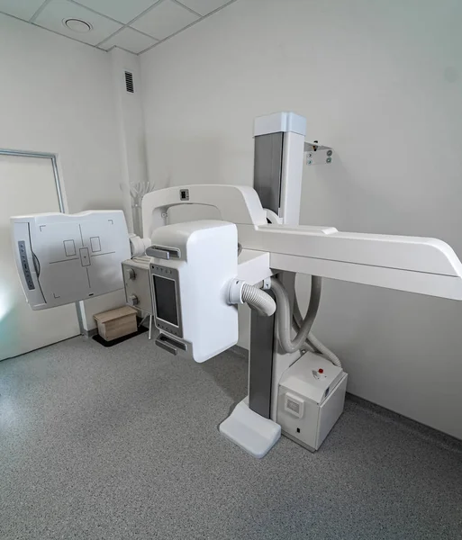 紧急医院病房用X光检查 现代外科设备在白色诊所病房 关于伦琴装置的观点 — 图库照片