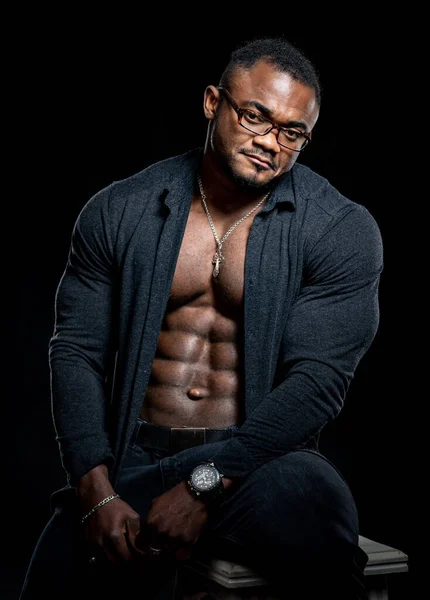Portret Van Afro Amerikaanse Bodybuilder Man Met Hemdloze Gespierde Romp — Stockfoto