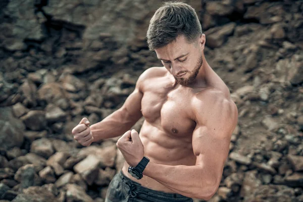 Brutal Starker Bodybuilder Der Draußen Posiert Fotoshooting Einem Steinbruch Outdoor — Stockfoto