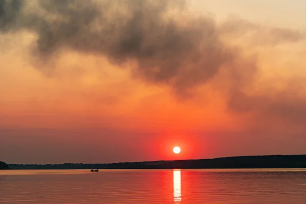 Krásný Západ Slunce Nad Velkým Jezerem Nebo Mořem Západ Slunce — Stock fotografie