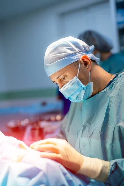 Koruyucu Maske Takan Kendine Güvenen Bir Cerrah Hastaya Bakıyor Ameliyat — Stok fotoğraf