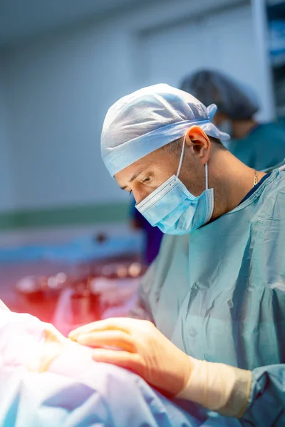 Cirujano Seguro Con Máscara Protectora Mirando Paciente Sintiéndose Concentrado Durante — Foto de Stock