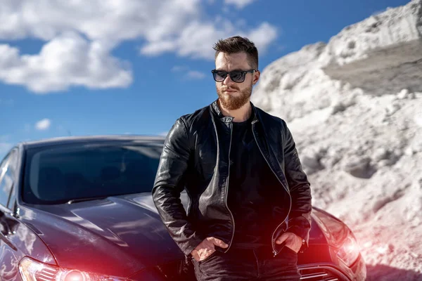 Hombre Brutal Vistiendo Traje Gafas Sol Está Parado Desierto Con —  Fotos de Stock