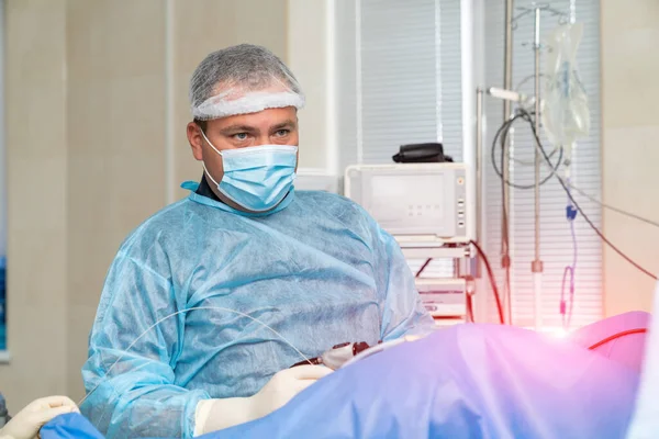 Dottore Camice Interno Della Clinica Chirurgo Indossando Maschera Guanti Cappello — Foto Stock