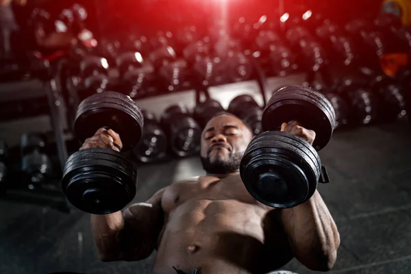 Hübscher Kraftvoller Bodybuilder Der Übungen Mit Der Hantelstange Macht Fitness — Stockfoto