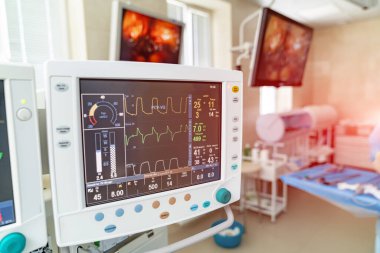 Tıbbi cihazlar, dahili hastane tasarımı konsepti. Ameliyathanede iki ekran var. Modern klinikteki ameliyathane, testleri yakından takip edin.