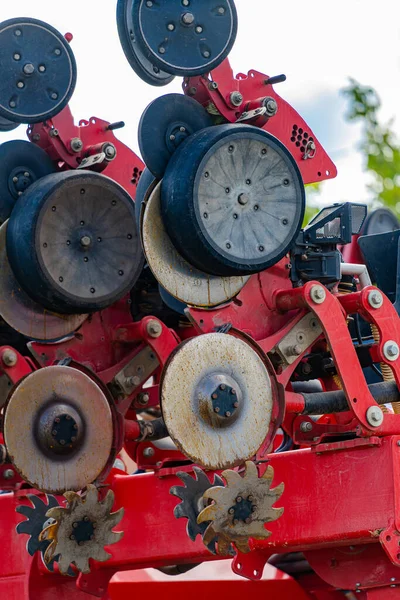 Sembradora Cosechadora Técnico Agrícola Preparándose Para Trabajar Cosecha Granos Rojos —  Fotos de Stock