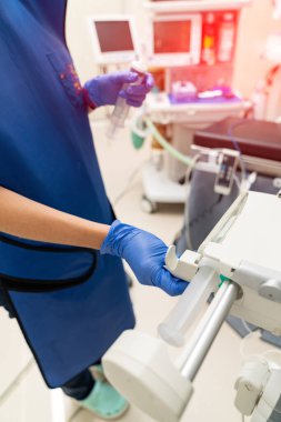 Yeni teknolojiyle çalışan bir sağlık uzmanı. Cerrahi koruyucu üniformalı adam..