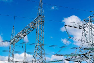 Yüksek voltajlı elektrik inşaatı. Elektrik iletim hattı.