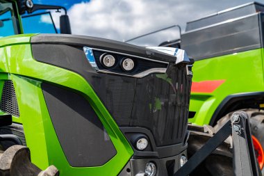 Tohumları hasat etmek için büyük bir makine. Tarlada çalışmak için büyük tarım taşımacılığı.