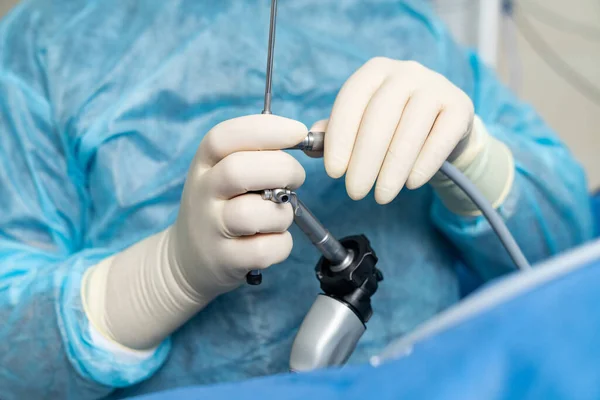 Especialista Médico Profesional Que Trabaja Con Instrumentos Cirujano Uniforme Azul —  Fotos de Stock