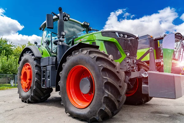 Máquina Agrícola Ruedas Grandes Vehículo Industrial Agrícola Para Cosecha —  Fotos de Stock