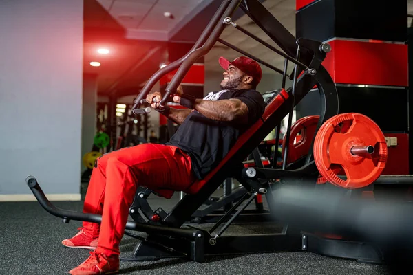 Bodybuilding Athlet Trainiert Seinen Körper Starker Schöner Mann Modernem Fitnessstudio — Stockfoto