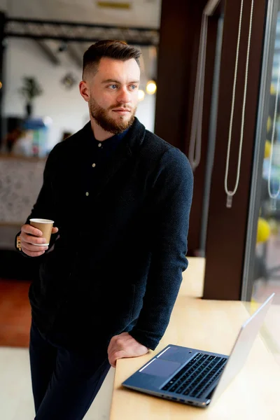 Przystojny Odnoszący Sukcesy Biznesmen Siedzi Kawiarni Młody Pewny Siebie Mężczyzna — Zdjęcie stockowe