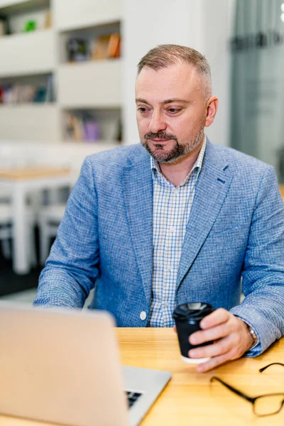 Hezký Úspěšný Obchodník Obleku Pracující Počítačem Mladý Profesionální Podnikatel Pracující — Stock fotografie