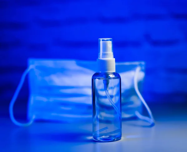 Schutzmaske Und Antiseptikum Auf Blauem Hintergrund Sanitizer Schützende Gesichtsmaske Hygienekonzept — Stockfoto