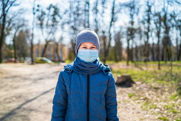 Niño Chaqueta Azul Sombrero Gris Máscara Protectora Chico Caminando Por — Foto de Stock