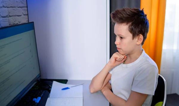 Adolescente Entediado Estudar Computador Fazer Testes Cansado Entediado Estudo Quarentena — Fotografia de Stock