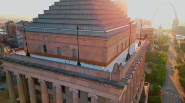 Saint Louis USA, 14 Ağustos 2025: Binanın tepesi parlak güneşle aydınlatılmış inanılmaz piramit. Saint-Louis, Missouri, ABD 'deki Sivil Mahkemeler Binası' nın Çatısı.