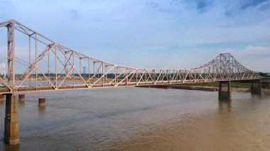 St. Louis, Missouri, ABD 'deki Martin Luther Köprüsü manzaralı. İHA görüntüleri Mississippi Nehri 'nin su yüzeyinden yükseliyor..