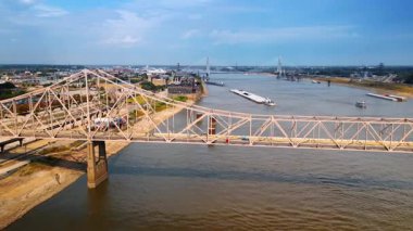 St. Louis, Missouri, ABD 'deki Martin Luther Köprüsü' nden çok az araba geçiyor. Mississippi Nehri 'ndeki teknelere ve biraz şehir manzarasına bakın..