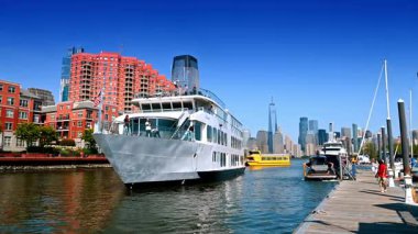 New Jersey, ABD, 19 Ağustos 2025: New Jersey City rıhtımına insanlı modern yolcu gemisi yaklaşıyor. Arkaplanda Manhattan 'ın silüeti.