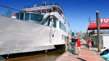 New Jersey, ABD, 19 Ağustos 2025 yolcu gemisinin yönetim kurulunda duran adam. Mürettebat, halatı yatağın üzerinde duran bir adama atıyor..