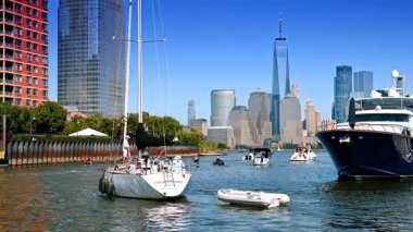 New Jersey, ABD, 19 Ağustos 2025, Jersey City 'deki rıhtımlardan kalkan tekneler. Manhattan 'ın gökdelenleri ve gökdelenleri.