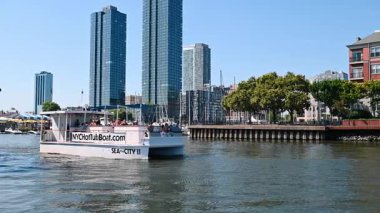 New Jersey, ABD, 19 Ağustos 2025: Güneşli yaz gününde teknede seyahat eden mutlu insanlar. Jersey City, ABD 'de nehir turu.